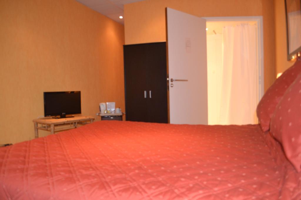 Hotel De France Libourne Phòng bức ảnh